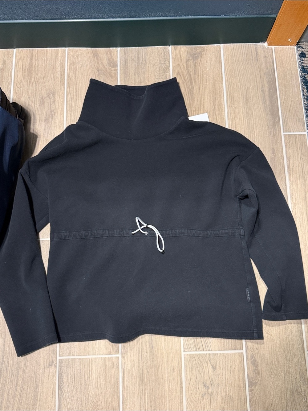 Varley Black Logo Tag Pullover Barton sweat
